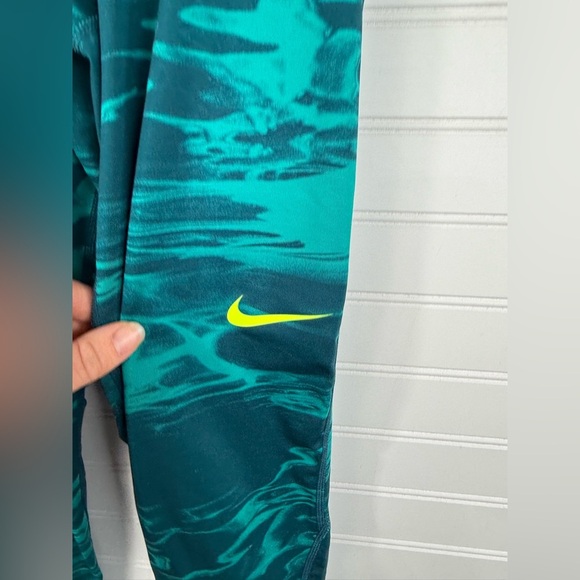 Nike Pro women’s blue & green Dri Fit cropped leggings. Size XS. - Picture 5 of 7